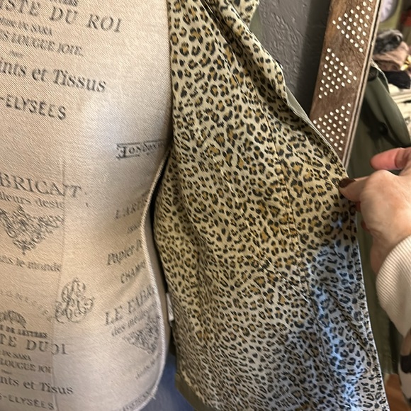 EVEREVE | Peyton Jensen Utility Jacket w/ Leopard Lining - Picture 5 of 8